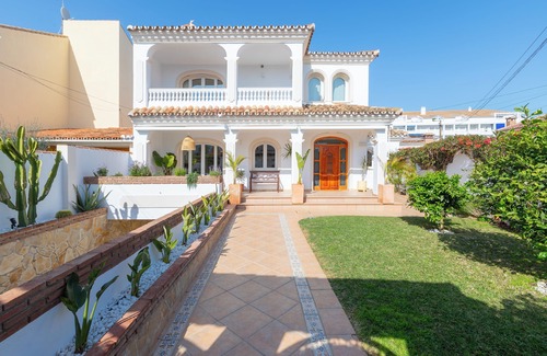Torremolinos Ski Chalet | Villa : La Casita del Mar : Jacuzzi : Barbecue : Private garden : beach nearby