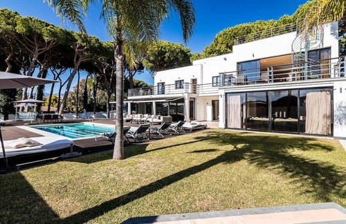 Artola Villa | Villa Las Dunas-Spectacular front-line beach Villa