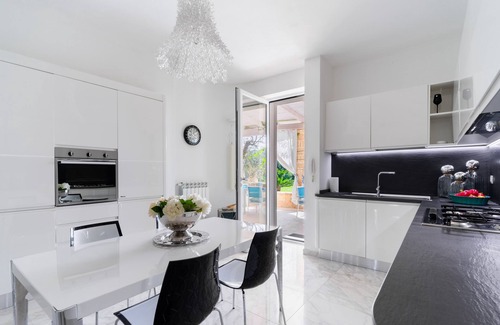 Il Monte Villa | VILLA LIVIA - EXCLUSIVE PLACE A FEW METERS FROM THE BEACH