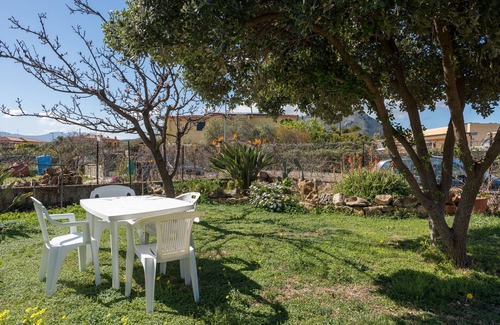 Posada Villa | Villa 'Lucia' with Private Terrace, Wi-Fi and Air Conditioning