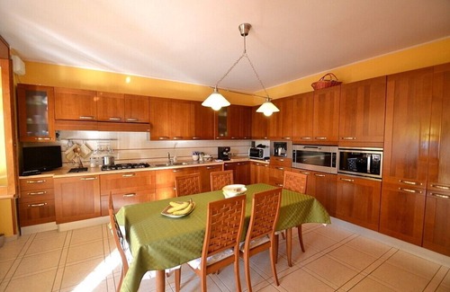 Santa Maria di Castellabate Villa | Villa Ludovica: An elegant and welcoming apartment that is part of a villa located on a hillside, facing the sea, with Free WI-FI.