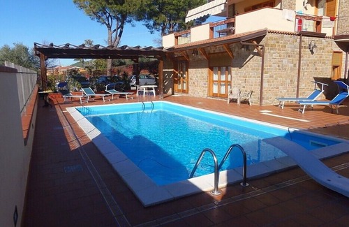 Santa Maria di Castellabate Villa | Villa Ludovica: An elegant and welcoming apartment that is part of a villa located on a hillside, facing the sea, with Free WI-FI.