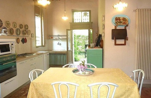 Sermide Villa | Villa Maestosa: An elegant and welcoming two-story historical villa built in the 19th century, surrounded by a wonderful age-old garden, with Free WI-FI.