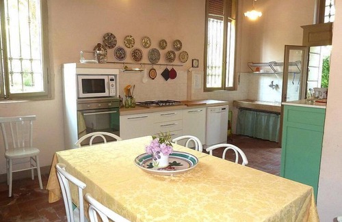 Sermide Villa | Villa Maestosa: An elegant and welcoming two-story historical villa built in the 19th century, surrounded by a wonderful age-old garden, with Free WI-FI.