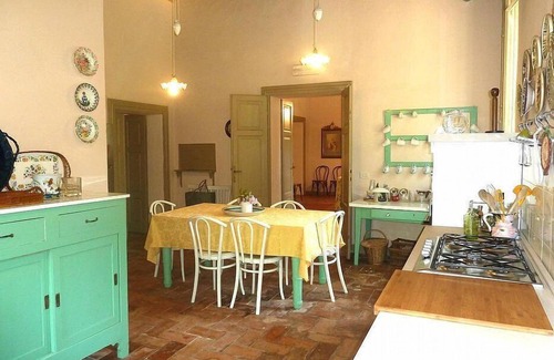 Sermide Villa | Villa Maestosa: An elegant and welcoming two-story historical villa built in the 19th century, surrounded by a wonderful age-old garden, with Free WI-FI.