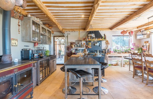 Cabrieres-dʼAigues Villa | Villa 'Maison Luberon Sud' with Mountain View, Private Pool and Wi-Fi