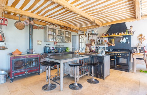 Cabrieres-dʼAigues Villa | Villa 'Maison Luberon Sud' with Mountain View, Private Pool and Wi-Fi