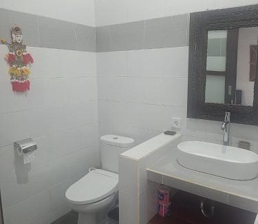 Kubutambahan Bed & Breakfast | Villa Markisa Pakisan