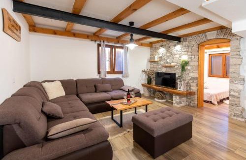 Zavala Villa | Villa Menalo