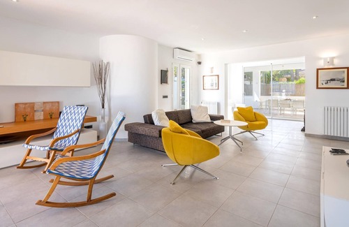 Marina Manresa Villa | Villa Miramar by the Beach with Sea View, Pool & Wi-Fi