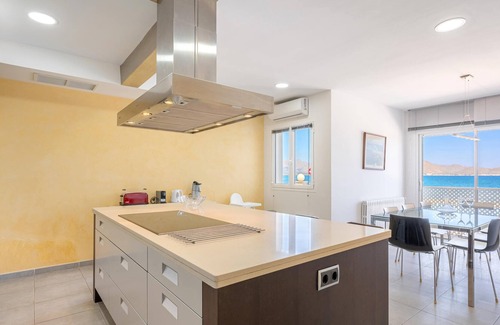 Marina Manresa Villa | Villa Miramar by the Beach with Sea View, Pool & Wi-Fi