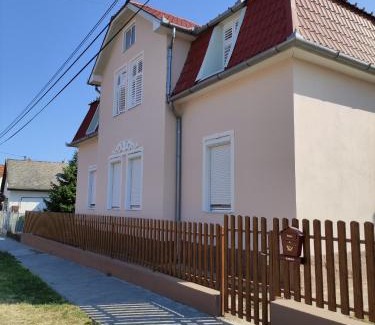 Balatonlelle Apartment | Villa Napsugár