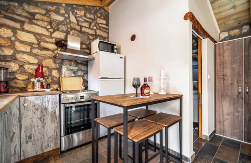Poulata Villa | Villa 'Nikos' with Mountain View, Wi-Fi and Air Conditioning