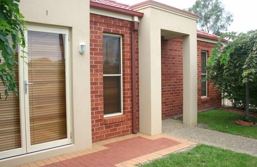 Albury House | Villa on Nathan Central Albury