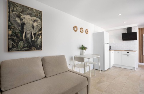 Chiclana de la Frontera House | Villa 'Pablo' with Private Pool, Private Terrace and Air Conditioning
