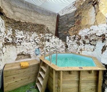 Patones de Arriba Ski Chalet | Villa privada y piscina salina y chimenea colgante