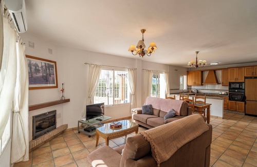 Vinuela Villa | Villa "Rosana Lake Viñuela" with Mountain View, Pool, Wi-Fi & Garden