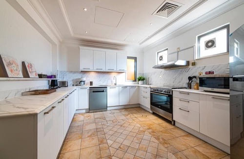 Palm Jumeirah Villa | Villa Sezavi, frond B, 5 bedrooms