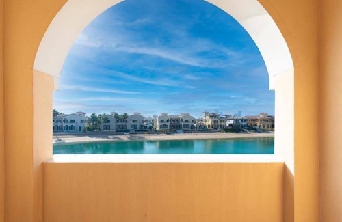 Palm Jumeirah Villa | Villa Sezavi, frond B, 5 bedrooms