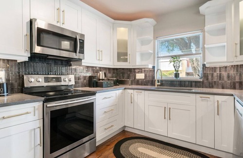 Pinewood Park House | Villa Solana - Pool, Game Room, Mins to DT