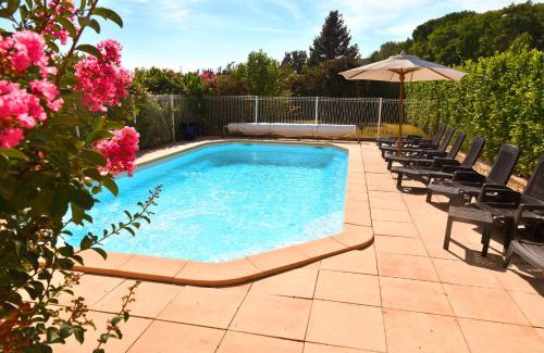 Montelimar House | Villa Spacieuse au Calme Absolu avec Grande Piscine Jacuzzi Chauffé - Grand Jardin Sans Vis a vis- Salle de Jeux avec Fresque du Nougat - Ideal Familles et Groupes Drome Provencale