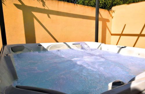 Montelimar House | Villa Spacieuse au Calme Absolu avec Grande Piscine Jacuzzi Chauffé - Grand Jardin Sans Vis a vis- Salle de Jeux avec Fresque du Nougat - Ideal Familles et Groupes Drome Provencale