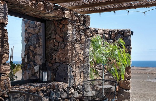 Guatiza Villa | Villa Tara Domo surrounded by volcanic landscape, with sea view & Wi-Fi