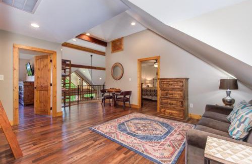Chalet Village North House | Villa Tavia by Stony Brook Cabins