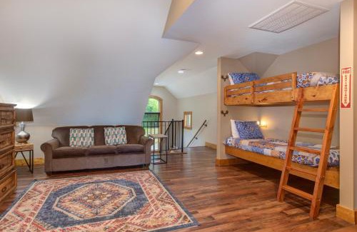 Chalet Village North House | Villa Tavia by Stony Brook Cabins