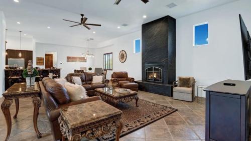 Chino Canyon Villa | Villa Toscana by AvantStay Palatial Villa With Spa Pool Theater Game Room Permit4769