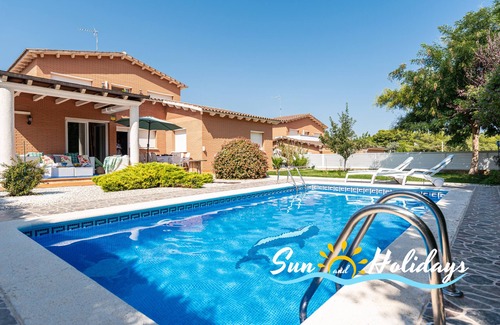 El Roc de Sant Gaieta Villa | Villa Tulipes with private pool: the oasis of comfort and nature.