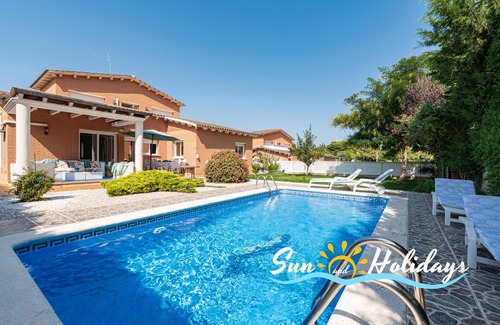 El Roc de Sant Gaieta Villa | Villa Tulipes with private pool: the oasis of comfort and nature.