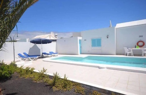 Los Pocillos Villa | Villa Violeta with electrically heated pool