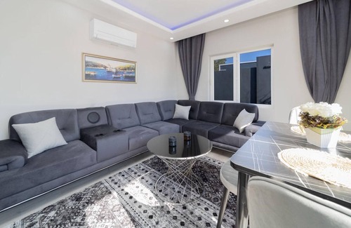 Kepez Apartment | Villa with Pool and Backyard in Kepez