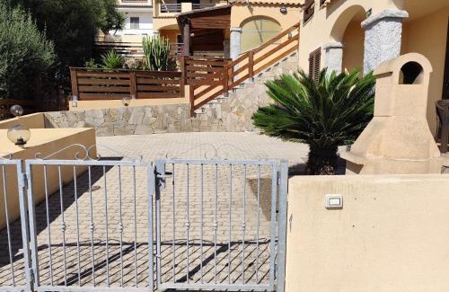 Badesi Apartment | Villetta con portico e giardino privato, affacciata sulla valle e con vista mare parziale