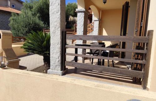 Badesi Apartment | Villetta con portico e giardino privato, affacciata sulla valle e con vista mare parziale