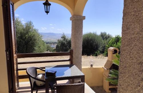 Badesi Apartment | Villetta con portico e giardino privato, affacciata sulla valle e con vista mare parziale