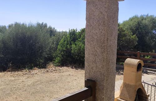 Badesi Apartment | Villetta con portico e giardino privato, affacciata sulla valle e con vista mare parziale