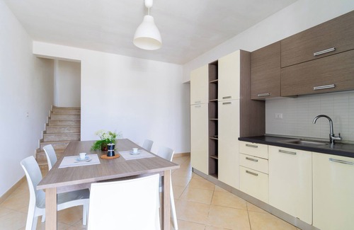 Posto Rosso Apartment | Villetta Giardino dei Pini by BarbarHouse