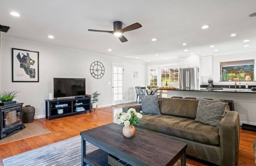 Kenwood House | Vina Vista - 5 BD with Pool, Hot Tub and Close to Wineries