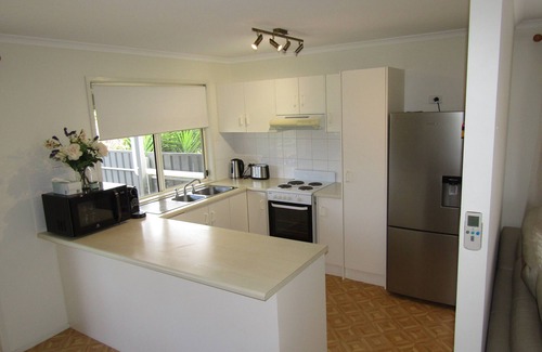 Port Vincent House | Vincent Hideaway - Walking distance to beach, shops & pub! Off Peak Special!