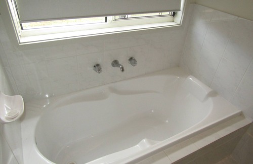 Port Vincent House | Vincent Hideaway - Walking distance to beach, shops & pub! Off Peak Special!