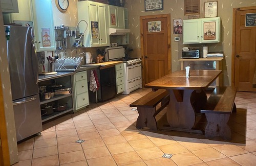 Kenwood House | Vineyard Barndo- 4 beds, POOL, TENNIS COURT, POND, GIANT CHESS & CHICKENS.