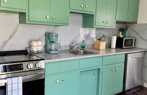 Innisfil Cottage | Vintage Cozy Retreat - close to the beach!