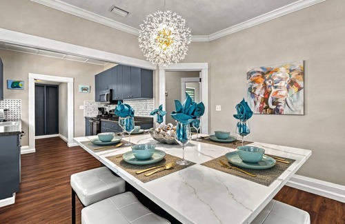 Gillespie Park House | Vintage Downtown Escape, Heated Cocktail Pool, Tiki Bar & Walk to City of Sarasota