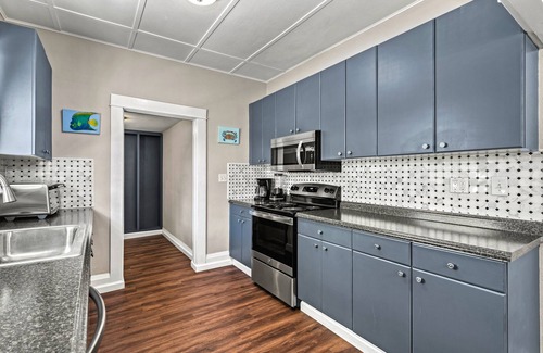 Gillespie Park House | Vintage Downtown Escape, Heated Cocktail Pool, Tiki Bar & Walk to City of Sarasota