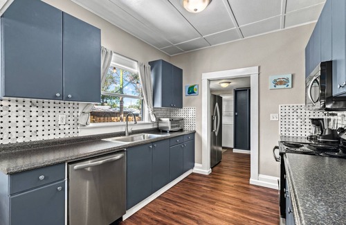 Gillespie Park House | Vintage Downtown Escape, Heated Cocktail Pool, Tiki Bar & Walk to City of Sarasota