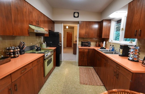 Madison House | Vintage-Inspired Luxury Retreat w/Hot Tub, Sauna & 1970s Garage Hangout