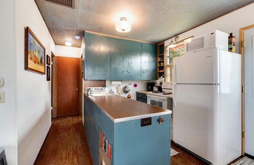 Bandera Cabin | VINTAGE RIVER CAMP CABIN! Private Medina river and green belt access!