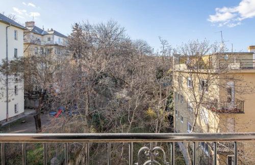 Orszagut Apartment | Vintage romantic home for couples on Buda hills